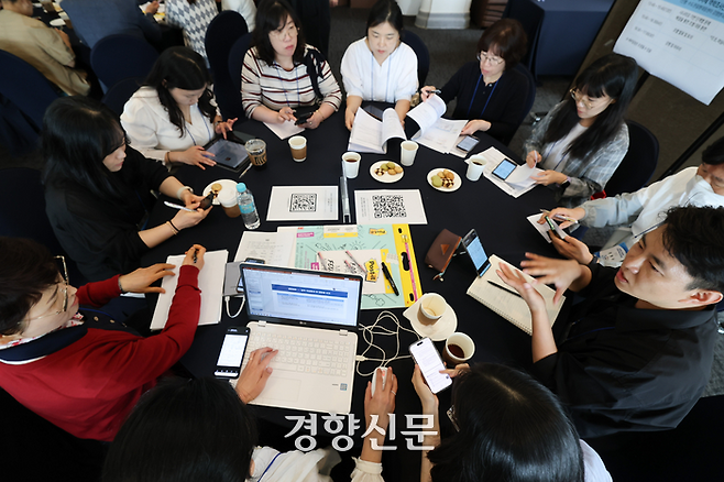 지난 10일 서울 중구 한국프레스센터에서 질병관리청 수도권질병대응센터 주관으로 ‘2025 수도권역 지자체 역학조사반 훈련’이 실시됐다. 같은 조에 배정된 역학조사관들이 확진자 접촉자를 가려내기 위해 토의하고 있다. 이준헌 기자