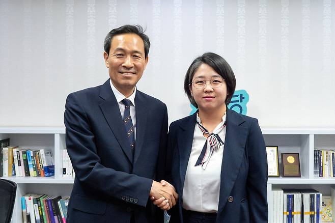 우상호 대통령실 정무수석(왼쪽)이 12일국회 의원회관에서 용혜인 기본소득당 대표를 예방해 악수하고 있다. 기본소득당 제공