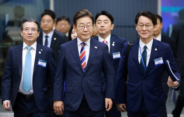 이재명 대통령이 11일 서울 영등포구 한국거래소에서 열린 주식시장 불공정거래 근절을 위한 현장 간담회에 입장하고 있다. 대통령실통신사진기자단