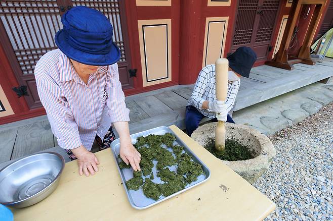 Temple workers grind and dry steamed tea leaves. [JANGHEUNG COUNTY OFFICE]