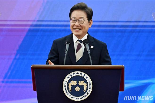이재명 대통령이 4일 서울 여의도 국회 로텐더홀에서 열린 제21대 대통령 취임 선서 행사에서 국민께 드리는 말씀을 발표하고 있다. 유희태 기자