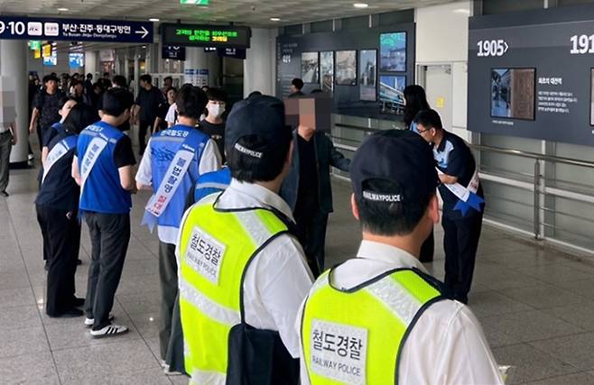 &nbsp;12일 대전역에서 불법촬영범죄 예방 캠페인을 전개하는 철도특별사법경찰대. 코레일