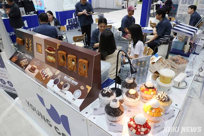 12일 서울 대치동 세텍(SETEC)에서 열린 ‘제25회 제일창업박람회 in 서울’에서 참관객들이 창업 상담을 하고 있다. 14일까지 열리는 이번 행사는 ‘제일좋은전람’이 전국에서 진행하는 창업박람회 중 유일한 서울 지역 행사이다.