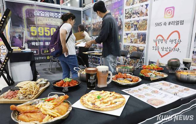 12일 서울 대치동 세텍(SETEC)에서 열린 ‘제25회 제일창업박람회 in 서울’에서 참관객들이 전시장을 둘러보고 있다.&nbsp;