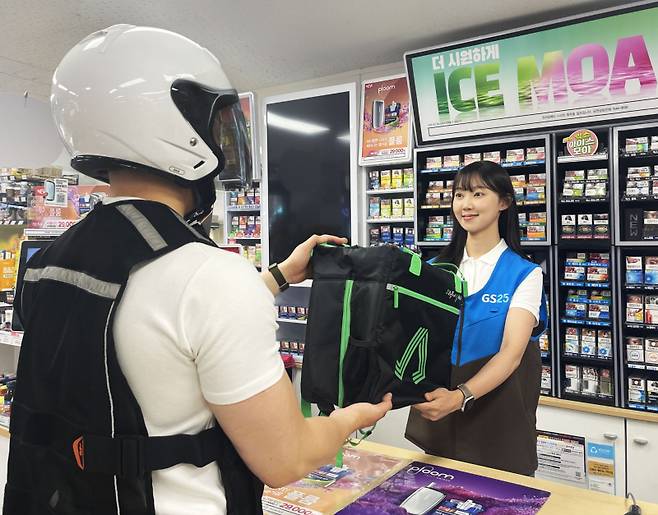 GS25에서 전문 라이더가 퀵커머스 플랫폼을 통해 고객이 주문한 상품을 픽업하고 있다. GS25