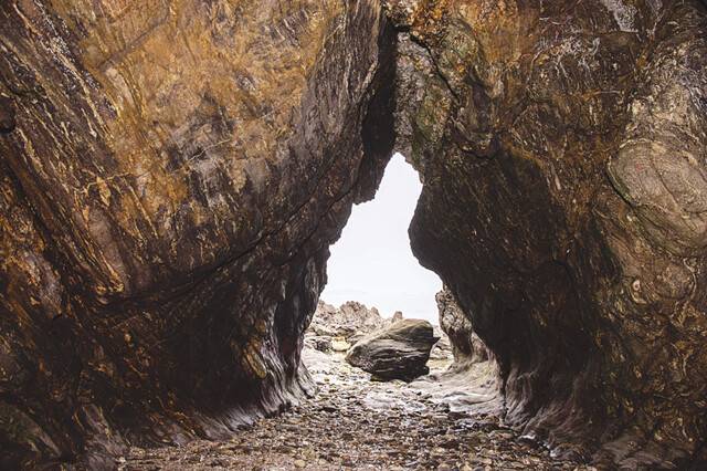 전설을 품은 용난굴.