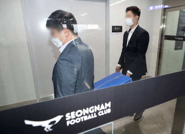 성남FC 후원금 의혹 사건과 관련해 경찰이 지난 2022년 5월 17일 오후 경기도 성남시 분당구 성남FC 구단 사무실에서 압수수색을 마친 뒤 압수품을 옮기고 있는 모습. 사진공동취재단