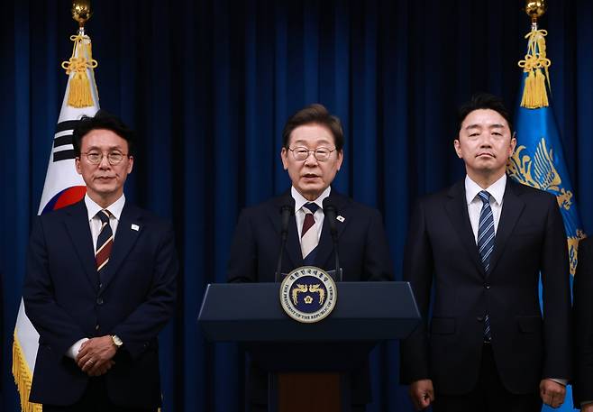 이재명 대통령이 4일 서울 용산 대통령실 청사에서 대통령비서실장으로 강훈식 의원(오른쪽)의 첫 인선을 발표하고 있다. 연합뉴스