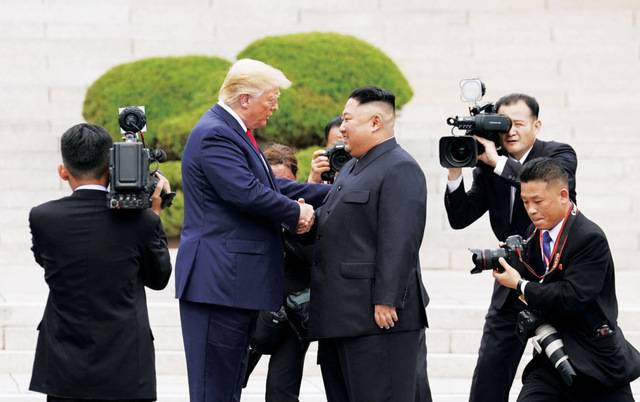 도널드 트럼프 미국 대통령이 집권 1기 시절인 2019년 6월 판문점에서 김정은 북한 국무위원장과 만나 악수하고 있다. 백악관은 "트럼프 대통령은 첫 임기 때 싱가포르에서 이뤄진 진전을 다시 보길 원할 것"이라며 북·미 대화 의지를 시사했다. 연합뉴스