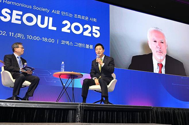 오세훈 서울시장이 지난 2월 코엑스에서 개최된 ‘AI SEOUL 2025’에서 제리 카플란 스탠퍼드대대 법정보학센터 교수, 김영오 서울대 공과대학 학장과 특별 대담을 하고 있다. 서울시 제공