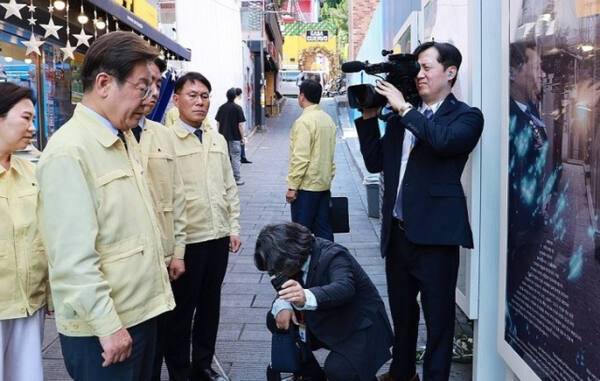 이재명 대통령이 12일 서울 용산구 이태원 참사 현장 '10·29 기억과 안전의 길'을 둘러보고 있다. 연합뉴스