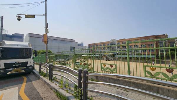 12일 오전 인천 서구 A초등학교. 통학로에 화물차가 불법주차되어 있다. 멀찍이 뒤에는 가구창고가 보인다. 박기웅기자