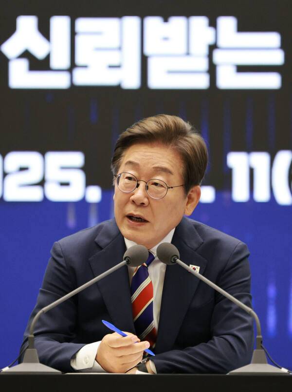 이재명 대통령이 11일 서울 영등포구 한국거래소에서 열린 주식시장 불공정거래 근절을 위한 현장 간담회에서 참석자 질문에 답하고 있다. 연합뉴스