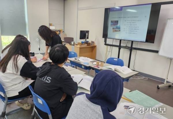 안산 글로벌문화센터 KLS 단기위탁유형 ‘꿈이음학교’ 수업 모습. 박화선기자