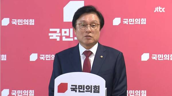 ▲박형수 국민의힘 원내수석부대표가 11일 대선패배 책임과 당혁신안을 논의할 의총을 돌연 취소한 것에 대한 백브리핑을 하면서 기자와 설전을 벌이고 있다. 사진=JTBC 영상 갈무리