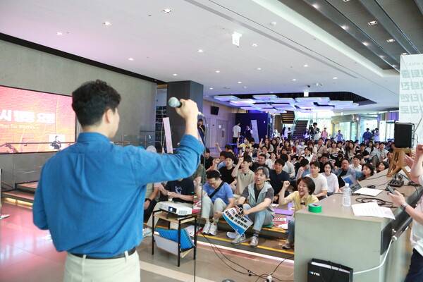 ▲언론노조 YTN지부는 12~13일 양일에 걸쳐'유진그룹 퇴출' 등을 요구로 건파업에 나섰다. 조합원들은 12일 오전 서울 상암동 YTN 사옥 로비에서 결의대회를 진행했다. 사진=언론노조 YTN지부