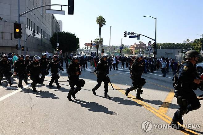 10일 LA 다운타운에서 시위 관리 중인 경찰들 [로이터 = 연합뉴스]