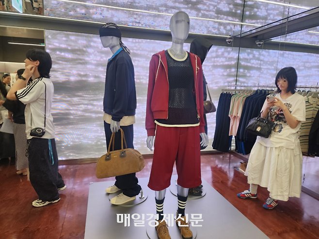 ‘아디다스 오리지널스 도산 플래그십 스토어 1층에 진열된 마네킹과 벽면에 설치된 대형 디지털 화면. [사진=김금이 기자]