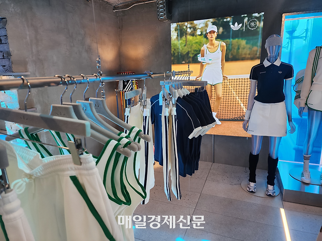 ‘아디다스 오리지널스 도산 플래그십 스토어’ 2층에 테니스 무드의 스포티&리치 제품들이 진열돼 있다. [사진=김금이 기자]