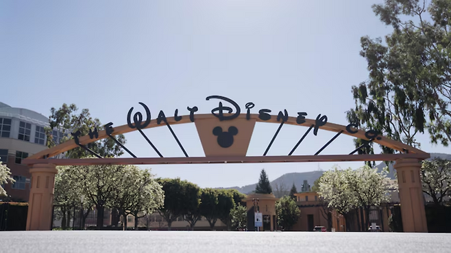 디즈니와 유니버설이 AI 기업 미드저니를 상대로 저작권 침해 소송을 제기했다. [사진 = 블룸버그]