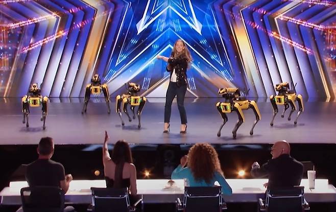 10일 방송된 미국 TV쇼 ‘아메리카 갓 탤런트’에서 보스턴다이나믹스 스팟이 노래에 맞춰 안무를 선보이고 있다. [이미지 출처= America’s Got Talent 유튜브 채널]