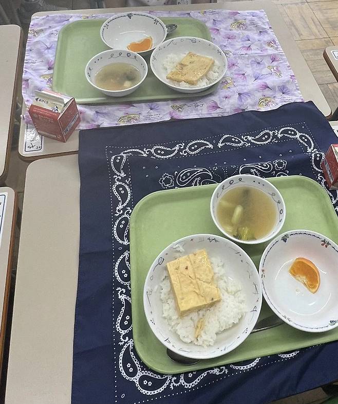 지난달 24일 X에 올라온 도쿄 미나토구에 있는 한 초등학교 1학년들에게 지급된 급식사진.  반찬수나 양이 적어 “형무소 밥 보다 못하다”는 등 논란이 일었다. [사진=X 캡처]