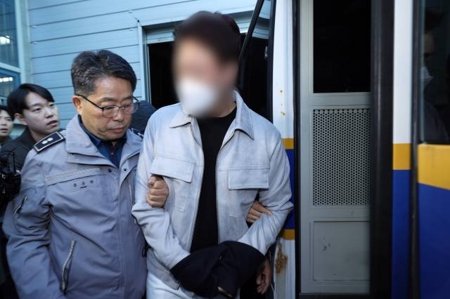 4일 오전 광주 서구 서부경찰서에서 ‘뺑소니 사망사고’ 마세라티 운전자 김모(33) 씨가 검찰로 송치되고 있다. [사진출처 = 연합뉴스]