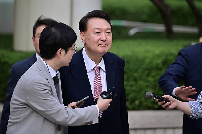 윤석열 전 대통령이 지난 9일 서울 서초구 서울중앙지방법원에서 열린 내란 우두머리 혐의·직권남용 권리행사 방해 혐의 사건 6차 공판에 출석한 뒤 법정을 나서고 있다. [사진공동취재단]