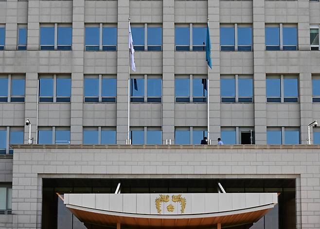 이재명 대통령 임기 첫날인 4일 서울 용산 대통령실청사에서 봉황기가 게양되고 있다. [이승환 기자]