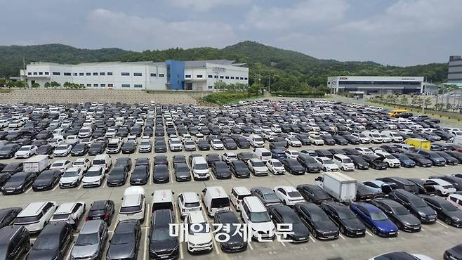지난 9일 방문한 경기도 안성 롯데렌탈오토옥션. 중고차 경매에 나온 자동차들이 출품장에 주차돼 있다 [한창호 기자]