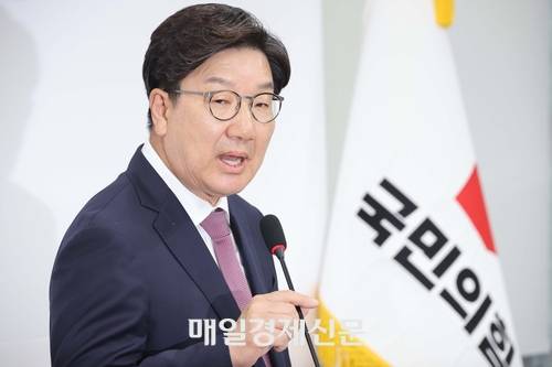 권성동 국민의힘 원내대표가 12일 서울 여의도 국회에서 퇴임 기자회견을 열고 기자들의 질문에 답하고 있다. 2025.6.12 [한주형 기자]