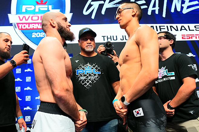 2021시즌 우승자 모블리트 하이불라예프가 2025년 6월 미국 테네시주 내슈빌 뮤니시펄 오디터리움 PFL 월드 토너먼트 페더급 준결승 공개 계체 행사에서 Brave CF 챔피언 결정전 출신 김태균과 마주 보고 있다. 사진=MMAX Investment Partners, Inc.