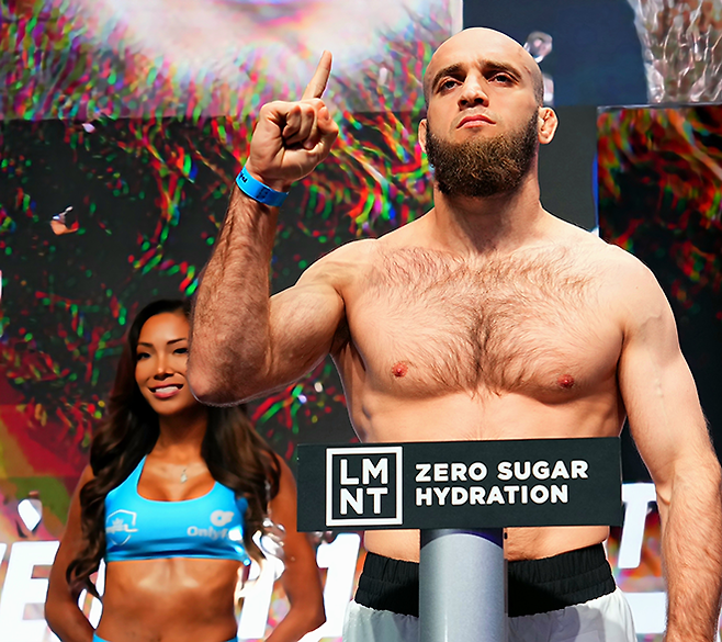 2021시즌 우승자 모블리트 하이불라예프가 2025년 6월 미국 테네시주 내슈빌 뮤니시펄 오디터리움 PFL 월드 토너먼트 페더급 준결승 공개 계체 행사에서 촬영에 응하고 있다. 사진=MMAX Investment Partners, Inc.