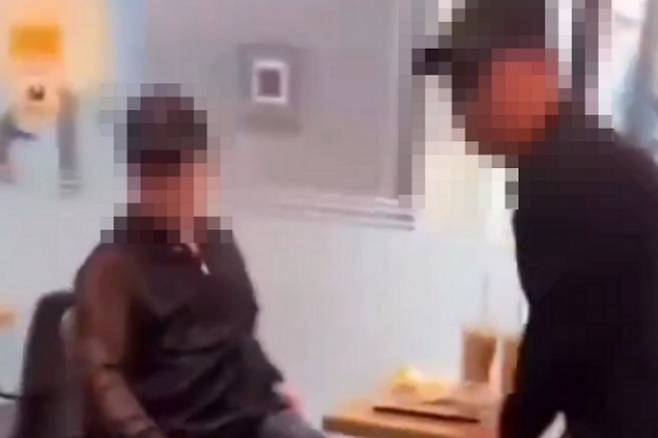 국내 카페에서 한 노인이 옆자리 여성들에게 "안아보자"고 요구했다가 거절당하자 음료수를 던졌다는 주장이 제기돼 논란이다. /사진=엑스(전 트위터) 갈무리