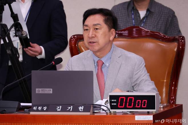10일 오후 서울 여의도 국회에서 열린 2025 아시아태평양경제협력체(APEC) 정상회의 지원 특별위원회 제3차 전체회의에서 김기현 위원장이 발언하고 있다. 2025.06.10. /사진=뉴시스 /사진=조성우