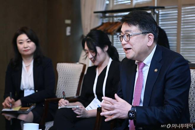 최남호 산업통상자원부 2차관이 10일 서울 중구 롯데호텔에서 메리 브루스 워릭 국제에너지기구(IEA) 부사무총장과 면담을 나누고 있다. (산업통상자원부 제공. 재판매 및 DB 금지) 2025.4.10/사진=뉴스1  Copyright (C) 뉴스1. All rights reserved. 무단 전재 및 재배포,  AI학습 이용 금지.