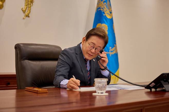 [서울=뉴시스] 이재명 대통령이 12일 서울 용산구 대통령실 청사 집무실에서 르엉 끄엉 베트남 국가주석과 전화 통화를 하고 있다. (사진=대통령실 제공) 2025.06.12. photo@newsis.com *재판매 및 DB 금지 /사진=
