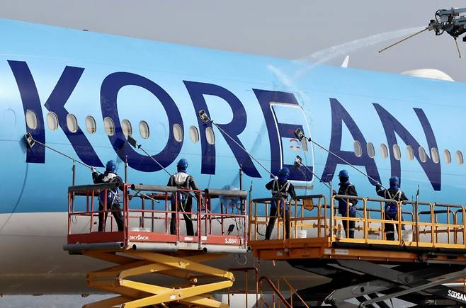 인천국제공항에 위치한 대한항공 정비 격납고에서 관계자들이 봄맞이 항공기 동체 세척을 하고 있다./사진제공=뉴시스