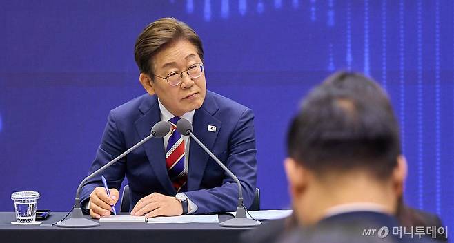 (서울=뉴스1) 박지혜 기자 = 이재명 대통령이 지난 11일 서울 영등포구 한국거래소에서 열린 주식시장 불공정거래 근절을 위한 현장 간담회에서 참석자들의 질문을 듣고 있다.   (이재명 대통령 SNS. 재판매 및 DB 금지) 2025.6.12/뉴스1  Copyright (C) 뉴스1. All rights reserved. 무단 전재 및 재배포,  AI학습 이용 금지. /사진=(서울=뉴스1) 박지혜 기자