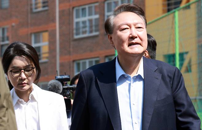 더불어민주당과 조국혁신당이 12일 3대특검 특별검사 후보차 추천을 마쳐 이재명 대통령의 임명만이 남았다. 사진은 지난 3일 서울 서초구 원명초등학교에 마련된 서초4동 제3투표소로 이동하는 김건희 여사(왼쪽)와 윤석열 전 대통령. /사진=공동취재