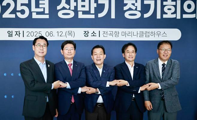 이재준 수원시장(가운데)과 정명근 화성시장(왼쪽 1번째), 이상일 용인시장(왼쪽서 두 번째), 장금용 창원시장 권한대행(오른쪽서 첫 번째), 이동환 고양시장(오른쪽서 두 번째)이 건의문에 서명한 후 서로 손을 맞잡고 기념촬영하고 있다. /사진제공=수원시
