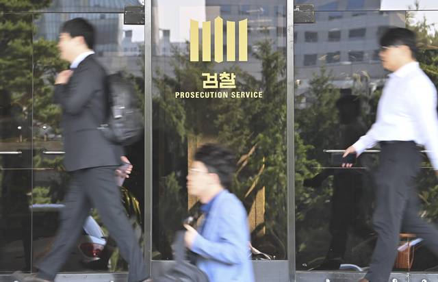 뒤숭숭한 분위기　  : 더불어민주당이 11일 검찰청 폐지와 공소청·중대범죄수사청 설치 등을 골자로 한 검찰개혁 법안들을 무더기 발의한 가운데 12일 오전 서울 서초구 서울중앙지검 청사로 직원들이 출근하고 있다.  백동현 기자