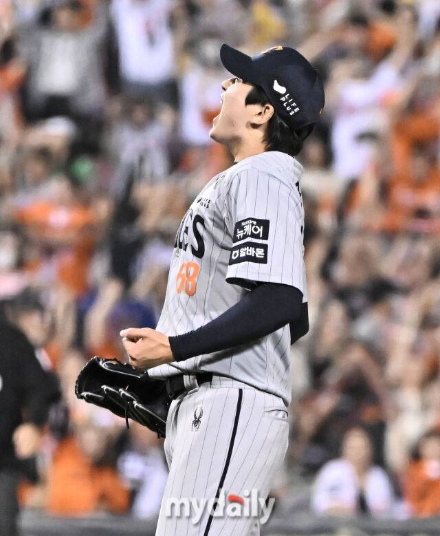 28일 오후 서울 잠실야구장에서 진행된 '2025 프로야구 KBO리그' LG트윈스와 한화이글스의 경기. 한화 조동욱이 연장11회말 2사 만루서 LG 함창건을 삼진으로 잡은 뒤 포효하고 있다./마이데일리