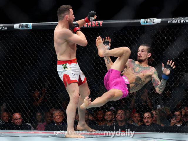 오말리(오른쪽)가 8일 UFC 316에서 드발리시빌리와 맞대결 중 중심을 잃고 넘어지고 있다. /게티이미지코리아