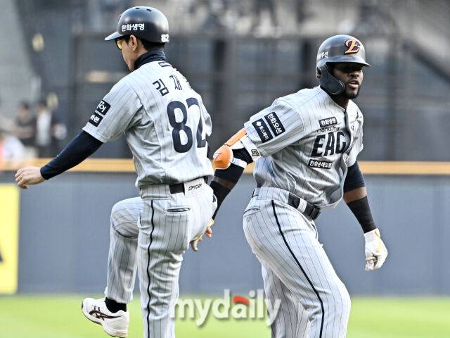 28일 오후 서울 잠실야구장에서 진행된 '2025 프로야구 KBO리그' LG트윈스와 한화이글스의 경기. 한화 플로리얼이 1회초 선두타자로 나서 솔로홈런을 터뜨린 뒤 김재걸 3루코치와 환호하고 있다./마이데일리