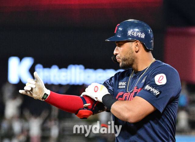 2025년 6월 11일 오후 경기도 수원시 KT위즈파크에서 '2025 신한 SOL뱅크 KBO 리그' 롯데 자이언츠와 KT위즈의 경기가 열렸다. 롯데 레이예스가 8회초 2사 만루서 2타점 적시타를 친 뒤 기뻐하고 있다./마이데일리