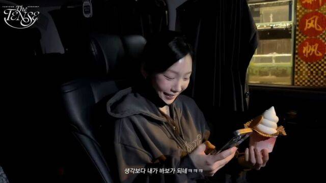 가수 태연이 팬들의 이벤트 카페를 방문하고 쑥쓰러워 하던 당시 상황을 말하고 있다./유튜브 TAEYEON Official 캡처