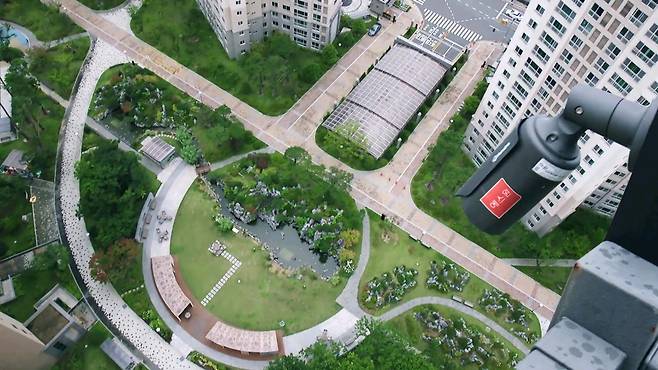 에스원의 인공지능(AI) CCTV가 아파트 단지를 모니터링하고 있다.  [에스원 제공]