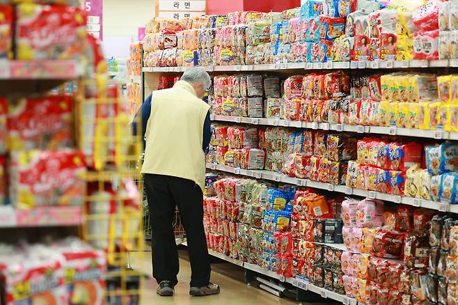 이달 1일 서울의 한 대형마트에 라면 판매대의 모습 [연합]