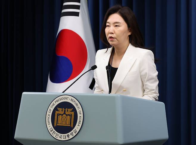 강유정 대통령실 대변인이 12일 용산 대통령실에서 현안 관련 설명을 하고 있다. [연합]